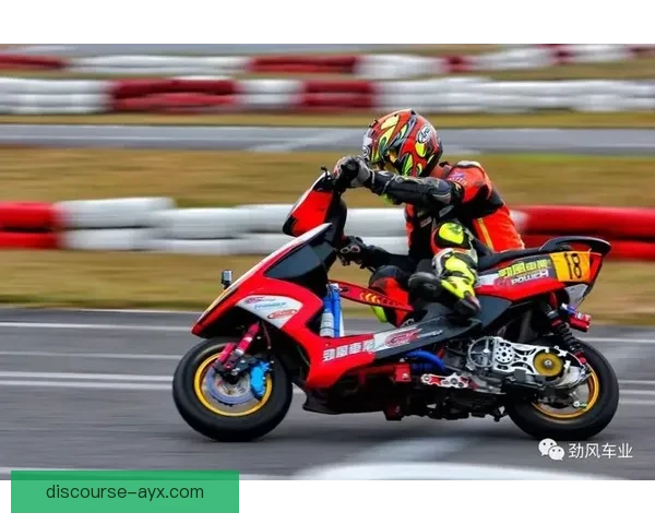 摩托车大奖赛新赛季开幕 各车队备战激烈竞争燃起战火
