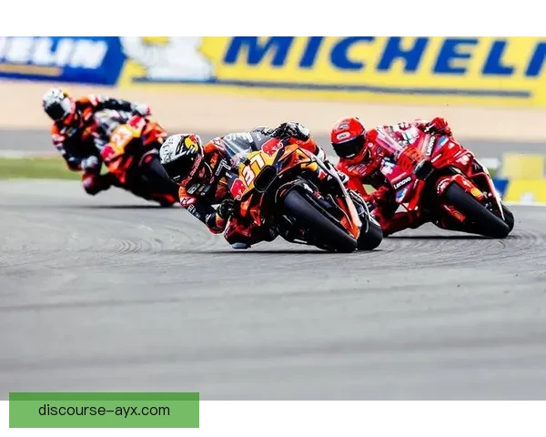MotoGP赛季最新动态：冠军争夺战激烈，各队备战新赛季细节曝光